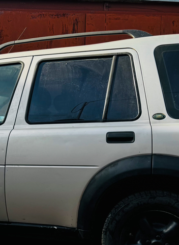 Стекло задней двери, левой CVB101650 LAND ROVER