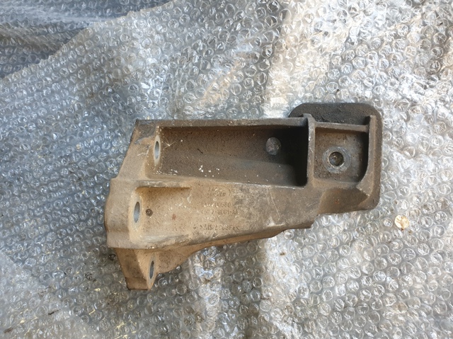 Кронштейн подушки (опоры) двигателя, левой KKU500580 LAND ROVER