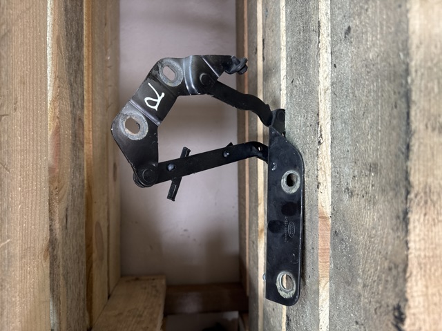 Завес капота, правый LR001562 LAND ROVER