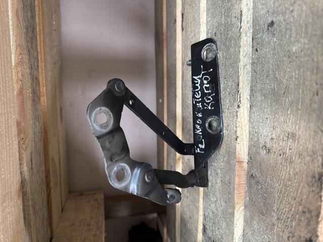 Левая петля капота LR001565 LAND ROVER