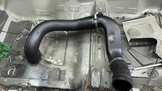 Шланг интеркуллера LR002589 LAND ROVER