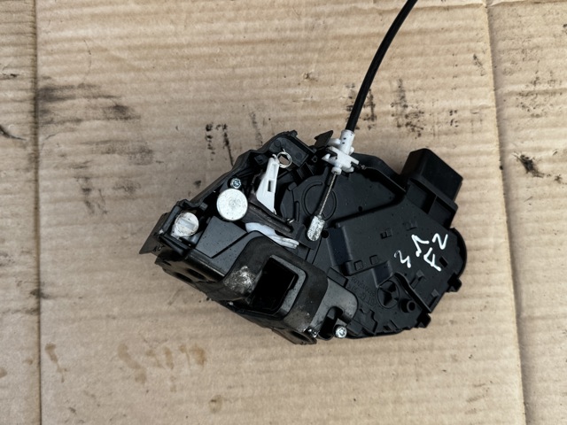 Замок двери задней левой LR011303 LAND ROVER