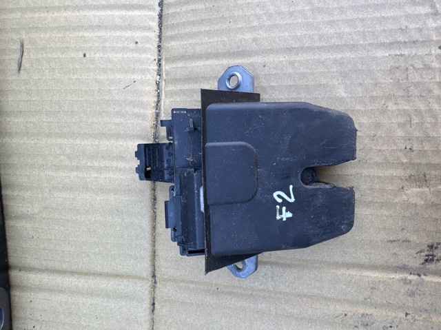 Замок и ручка двери задка LR014184 LAND ROVER