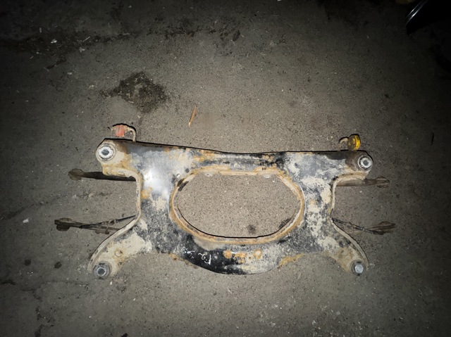 Балка задней подвески поперечная LR029200 LAND ROVER