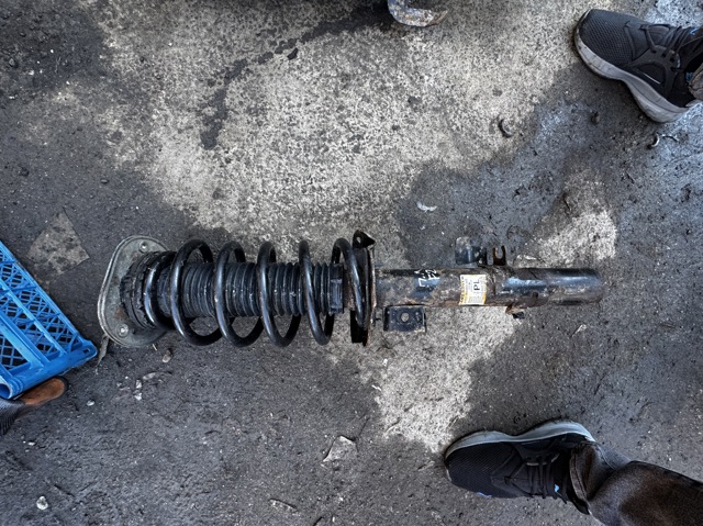 Стойка передняя левая LR031665 LAND ROVER