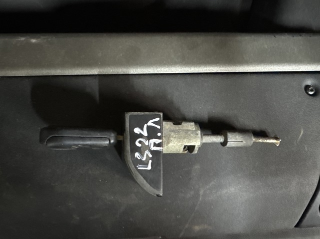 Личинка замка водительской двери LR043269 LAND ROVER