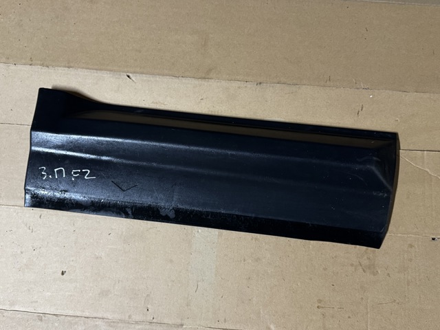 Накладка задней правой двери, нижняя LR044660 LAND ROVER
