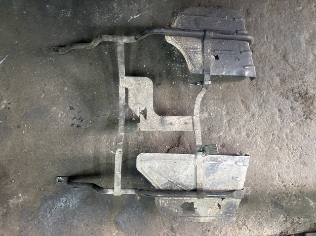 Кронштейн бака топливного WFZ100100 LAND ROVER