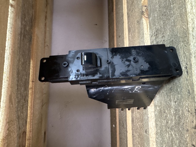 Кнопка подъемника переднего правого стекла YUD000253PVA LAND ROVER
