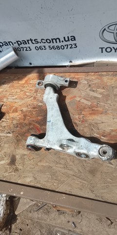 Левый рычаг передней нижней подвески 4864030300 TOYOTA