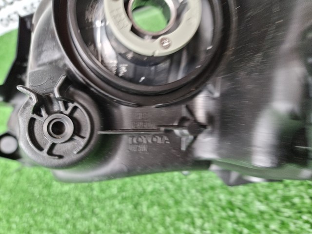 8113033841 TOYOTA Правая фара купить в Львов