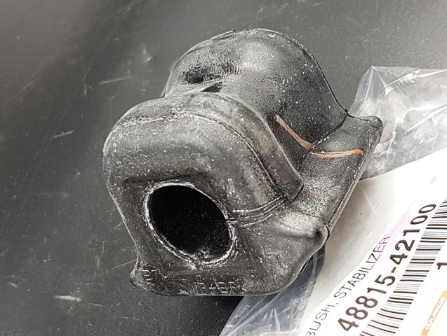 4881542100 TOYOTA Втулка стабилизатора переднего правая купить в Тернополь