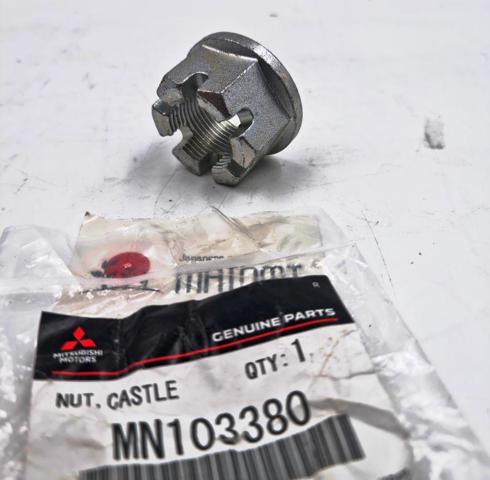 Гайка полуоси передней MN103380 MITSUBISHI