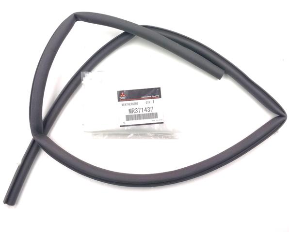 Резинка уплотнительная под капот MR371437 MITSUBISHI