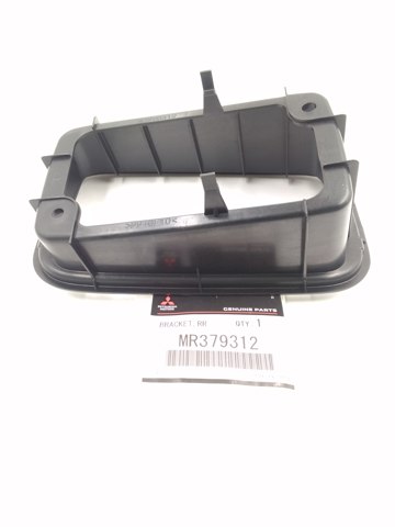 Кронштейн задней противотуманной фары, правый MR379312 MITSUBISHI
