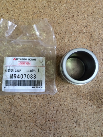 Поршень суппорта тормозного, переднего MR407088 MITSUBISHI