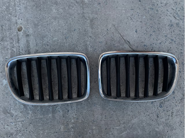 Решетка радиатора левая 51112993307 BMW