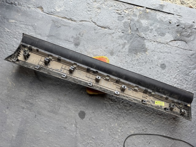 Молдинг передней правой двери, нижний 87722N7000 HYUNDAI