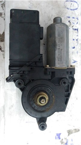 Motor do vidro dianteiro direito para Volkswagen Passat (3A2,3A2) (1991-1996) 1.8 16V RP 0130821694