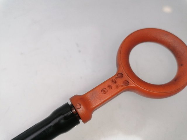 Sonda (indicador) do nível de óleo no motor Audi Q7 4LB