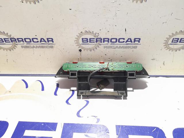 Sinal de parada traseiro adicional KIA Carens 1 FJ