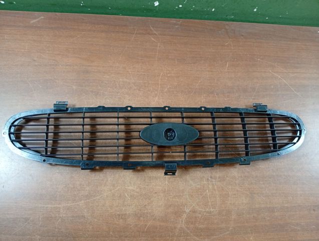1104894 FORD Решетка радиатора купить в Кривой Рог