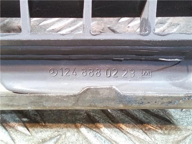 MERCEDES 1248880223 Решетка радиатора в наличии Черновцы