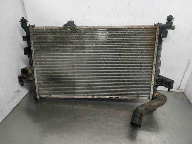 Radiador de esfriamento de motor 13100381 OPEL