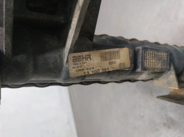 Radiador de esfriamento de motor 13100381 OPEL