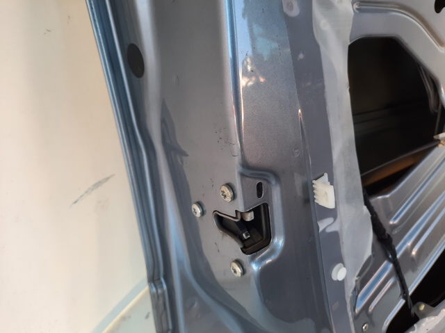 Fecho da porta dianteira esquerda Opel Astra L35