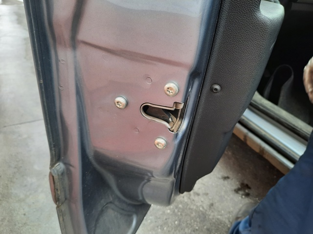 Fecho da porta dianteira esquerda Opel Astra L35