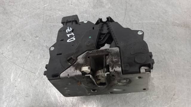 Fecho da porta dianteira esquerda 13258271 OPEL