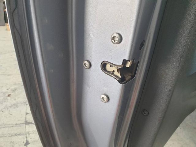 Fecho da porta dianteira esquerda 13258271 OPEL