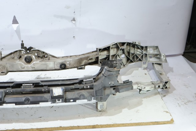 FORD 1675180 Рамка радиатора в наличии Житомир
