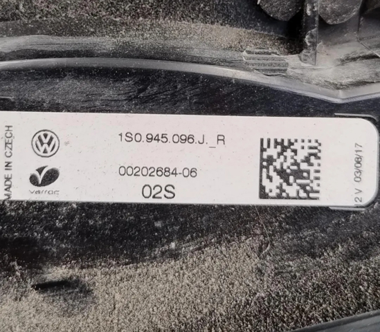 VAG 1S0945096J Фонарь задний правый в наличии Николаев