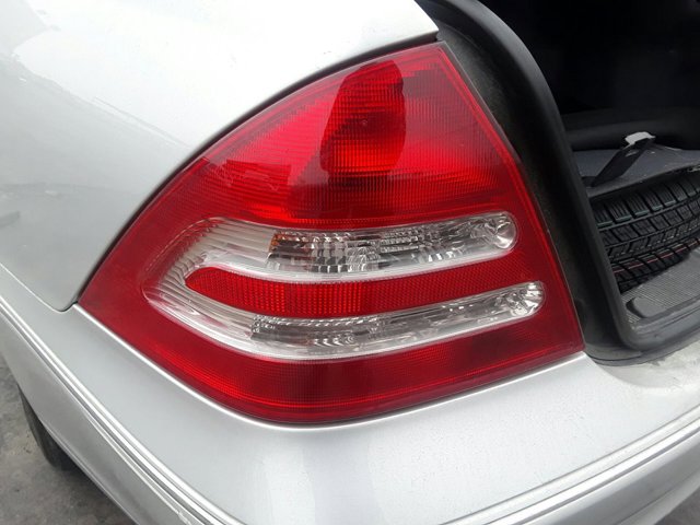 Lanterna traseira esquerda para Mercedes-Benz C-Class C 270 CDI (203.016) OM612962 2038200164