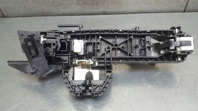 2047602134 MERCEDES Держатель наружной ручки двери задней левой купить в Ужгород