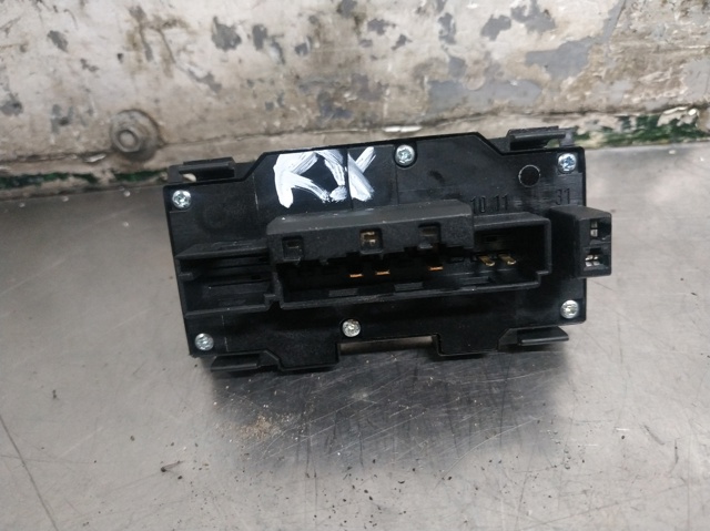 Botão de ativação do sinal de emergência Mercedes C S202