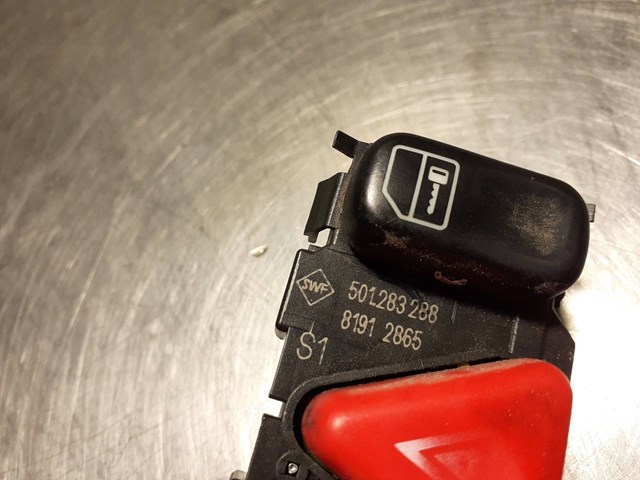 Botão de ativação do sinal de emergência Mercedes C S202