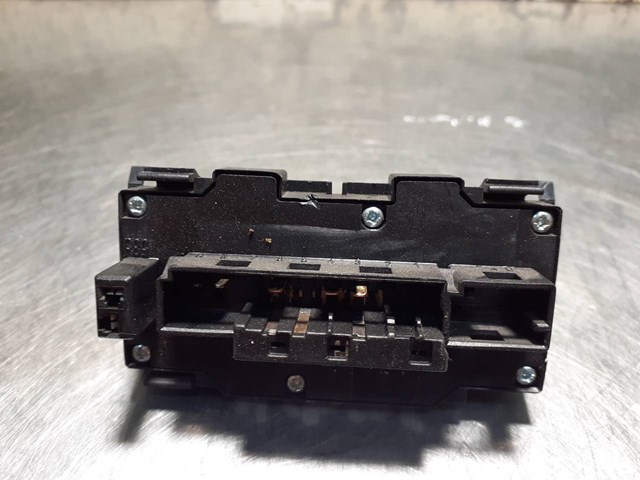 Botão de ativação do sinal de emergência Mercedes C S202