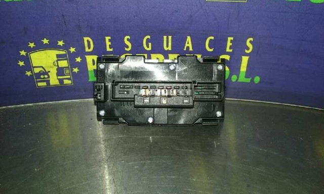 Botão de ativação do sinal de emergência Mercedes C S202