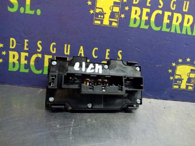 Botão de ativação do sinal de emergência Mercedes C S202