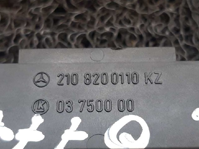 Controle do vidro dianteiro esquerdo para Mercedes-Benz E-Class E 290 Turbo-D (210.017) OM602982 2108200110KZ
