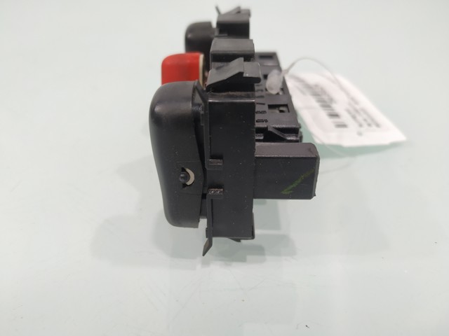 Botão de ativação do sinal de emergência Mercedes E S210