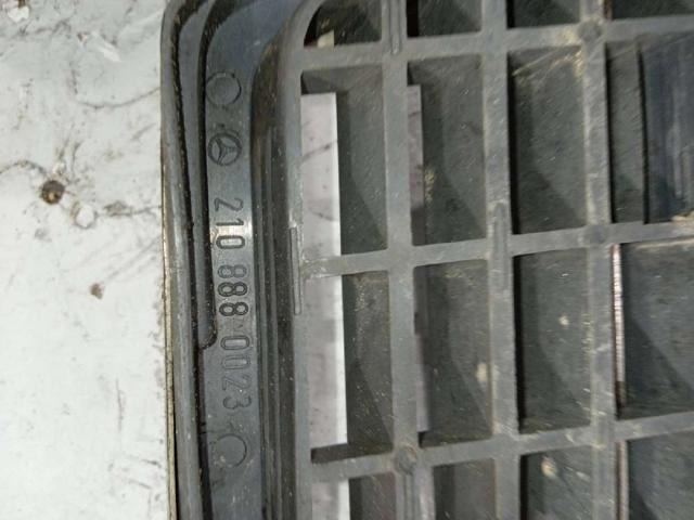 MERCEDES 2108880023 Решетка радиатора в наличии Житомир