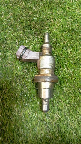 Regulador de pressão de combustível na régua de injectores Toyota Corolla E15