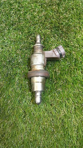 Regulador de pressão de combustível na régua de injectores Toyota Corolla E15