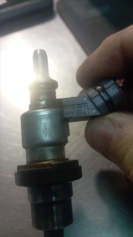 Regulador de pressão de combustível na régua de injectores Toyota Corolla E15