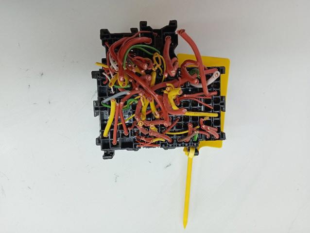 243825499R Крышка блока предохранителей купить Черкассы