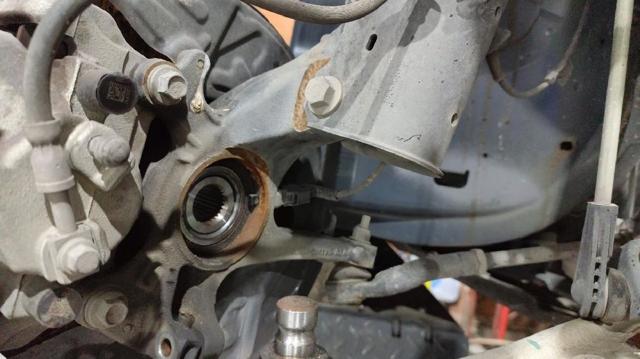 FORD 2451512 Цапфа (поворотный кулак) передний правый в наличии Чернигов